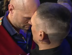 фото - Жёсткая битва взглядов Усика и Фьюри после официального анонса боя: видео