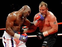 фото - Холифилд победил в «битве пенсионеров»