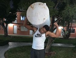 фото - Коллекция Мэйуэзера, бизнес Тайсона, игривый Фергюсон — соцсети