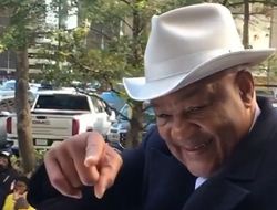 фото - Джордж Форман в восторге от шоу Мейвезер-Пол: «Логан запрыгал и задоминировал!»