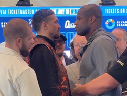 фото - Усик и Дюбуа провели новую битву взглядов — на этот раз продолжительную: видео