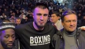 Джалолов нокаутировал «небитого» африканца и сфотографировался с Усиком и Кроуфордом: видео