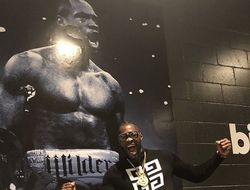 фото - Ломаченко сыграл в хоккей, Уайлдер нашёл большую копию себя, Макгрегор цитирует Али — соцсети