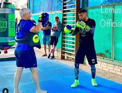 фото - Ломаченко на лапах с отцом, Ковалёв на лапах с Макгиртом, постер боя Нурмагомедов-Порье — соцсети