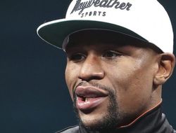 фото - Мэйуэзер vs Макгрегор: Флойд демонстративно игнорирует подписание контракта ирландцем