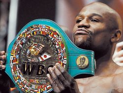 фото - WBC увековечил Флойда Мейвезера на своих чемпионских поясах — реакция легенды