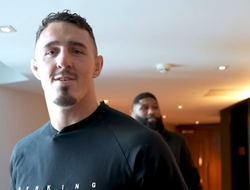 фото - Аспиналл продолжает дико троллить Уайта и Джонса