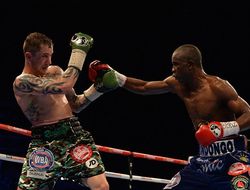 фото - Лучшие моменты боя Джулиуса Индонго и Рикки Бёрнза — видео от vRINGe.com