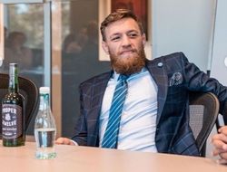 фото - Хабиб с дядьками, Конор с любимой бутылкой, Рой Джонс поохотился на крокодила — соцсети