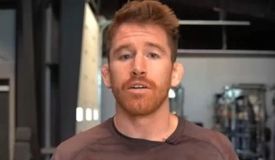 «Может, он испытывает ко мне сексуальное влечение?» — Сэндхаген и его странный юмор