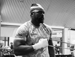 фото - Лопес избивает «висячего Ломаченко», Усик и Чисора продолжают готовиться к 31 октября — соцсети 