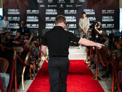 фото - Канело и Мунгиа провели битву взглядов, а затем принялись крушить друг друга битами: видео