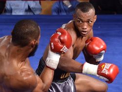 фото - Пуэльо защитил «полутитул», Рохаса вырубили, но он всё равно победил (+ видео)