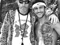 фото - Видео: Эмоциональная реакция Ломаченко и его отца на победу нокаутом