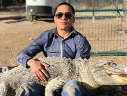 фото - Нурмагомедов с отцом, Вальдес с крокодилом, а Ковалёв куда-то погнал с семьёй — соцсети