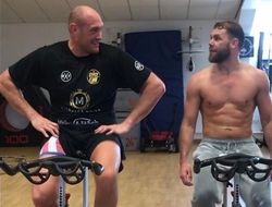 фото - Фьюри и Сондерс крутят педали, оцепенелый Мэйуэзер, Забит в Казахстане — соцсети