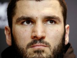 фото - Бетербиев уверен, что Браун нанёс ему травму специально