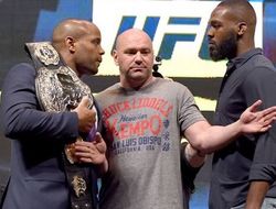 фото - Даниэль Кормье знает, что творится внутри у Джона Джонса