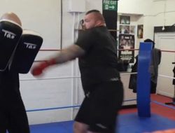 фото - «Пол – Дэвис в ММА». Стронгмен Холл показал работу на лапах в преддверии главного фрик-файта года