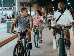 фото - Ковалёв отдыхает с семьёй, Хэйни крутит педали с Мэйуэзером, Гамбоа снова сменил имидж — соцсети