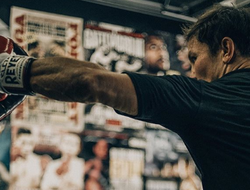 фото - Головкин в начале трудовой недели, Комми пожелал удачи Ломаченко и Лопесу, Бэтмен Чисора против Джокера Усика — соцсети 