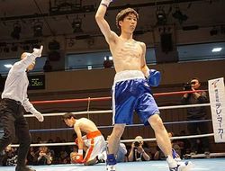 фото - В Японии необычный дебютант: нейрохирург и ринг-доктор снёс соперника в 1-м раунде