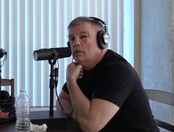 фото - Ломаченко налепил жуков на лобовое стекло Кэмпбелла — Тедди Атлас