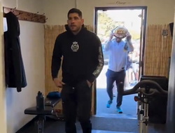 фото - Да что вы знаете о торжественном прибытии чемпиона? Зацените потешное видео от Перейры