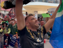 фото - Дю Плесси показался с чемпионским титулом в ЮАР: держите парочку красивых видео