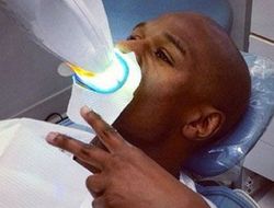 фото - Ломаченко взбирается до потолка на руках, Броунер обсыпает стриптизёрш, Мэйуэзер у дантиста — видео