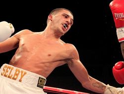 фото - Ли Селби сохранил титул, победив маленького Монтиэля