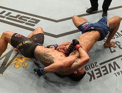 фото - UFC: Рафаэль дос Аньос задушил Кевина Ли в Рочестере