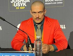 фото - Усик поразил в Лондоне ярким прикидом и украи́нским языком: видео