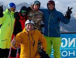 фото - Братья Кличко поздравляют с Рождеством, Льюис подал шарманщику, Канело показал сынишку — соцсети