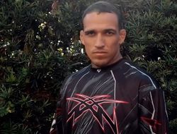 фото - Оливейра финиширует Топурию — тренер объяснил, почему бой не пройдёт всю дистанцию