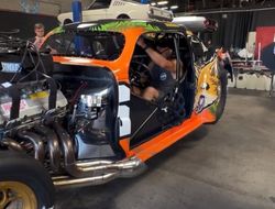 фото - Легендарного Кутюра доставили в госпиталь — пострадал на гоночной трассе