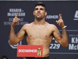 фото - Висенте Луке уничтожил экс-чемпиона Тайрона Вудли на UFC 260: видео