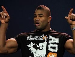 фото - Алистар Оверим остаётся в UFC