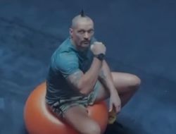 фото - «Чемпион на хате». Усик на шаре показал кулак — видео