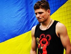 фото - «Олимпийский мишка» Денис Беринчик досрочно победил филиппинца Валлеспина