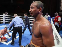 фото - «Экс-чемпион» Гонгора закрыл поражение, удосрочив Риохаса: результаты