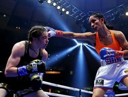 фото - Бой Кэти Тейлор − Аманда Серрано. Фото судейских карт