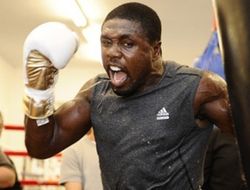 фото - Андре Берто побил Стива Апшера Чемберса