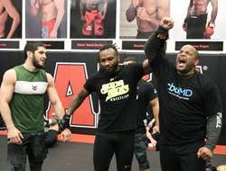 фото - Уайт угрожает «тощему уроду» Уайлдеру, Цзю вспомнил Джуду, Кормье наконец одолел Махачева — соцсети 