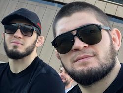 фото - Ислам Махачев – Дэн Хукер: прогноз от Хабиба Нурмагомедова