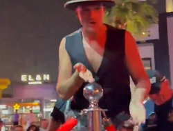 фото - Любвеобильный Фьюри щедро расцеловал болельщиков Усика: видео