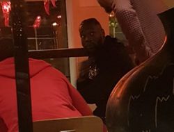 фото - Больше трэша: Сондерс бросил в Уайлдера курицей и убежал — видео