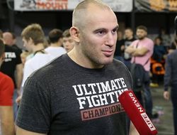 фото - Алексей Олейник очень не рад возможному бою с Марком Хантом в Москве