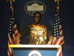 фото - Дуэль взглядов Ломаченко - Кэмпбелл, Ковалёв обратился к болельщикам, Мэйуэзер — президент США — соцсети