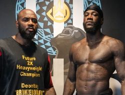 фото - Уайлдер сломал руку в бою с Фьюри. Тренер Деонтея рассказал о его самочувствии